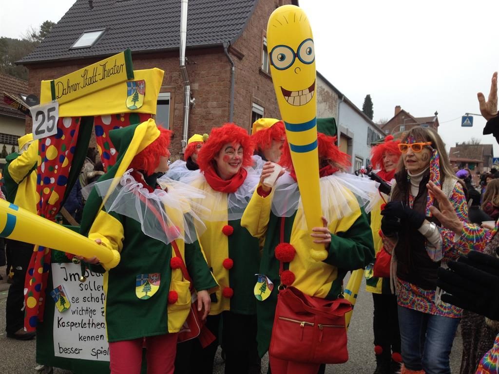Traditioneller Fasnachtsumzug mit Straßenfasenacht