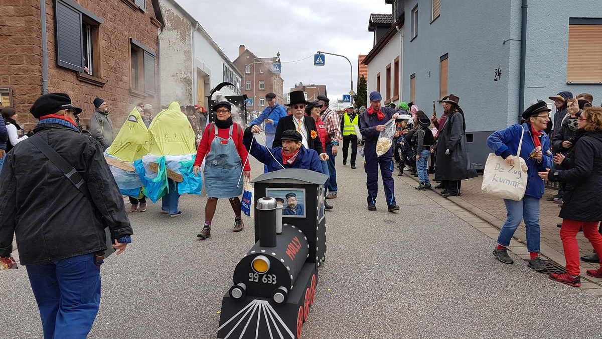 Rosenmontagsumzug durch die Straßen von Bundenthal